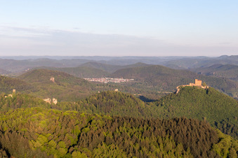 Vue aérienne de Châteaux de Trifels, Anebos et Scharfenberg à le quartier Bindersbach in Annweiler am Trifels dans le département Rhénanie-Palatinat, Allemagne