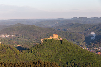 Vue aérienne de Châteaux de Trifels, Anebos et Scharfenberg à le quartier Bindersbach in Annweiler am Trifels dans le département Rhénanie-Palatinat, Allemagne