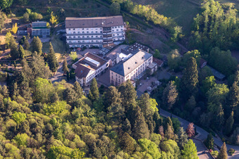 Vue aérienne de Terrain du centre de conférence ZEN Südpfalz (ZEN Meditation Neustadt, Speyer) à Gleisweiler dans le département Rhénanie-Palatinat, Allemagne