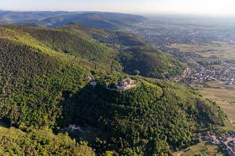 Vue d'oiseau de Château de Hambach à le quartier Diedesfeld in Neustadt an der Weinstraße dans le département Rhénanie-Palatinat, Allemagne