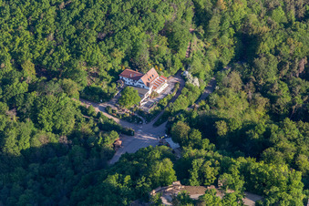 Vue aérienne de Auberge du château de Rittersberg à le quartier Hambach an der Weinstraße in Neustadt an der Weinstraße dans le département Rhénanie-Palatinat, Allemagne