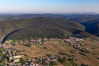 Vue aérienne de Au pied du Weinbiet à le quartier Haardt in Neustadt an der Weinstraße dans le département Rhénanie-Palatinat, Allemagne