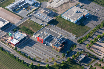 Vue aérienne de Cinémas - Cinéma Cineplex Neustadt à Neustadt an der Weinstraße dans le département Rhénanie-Palatinat, Allemagne