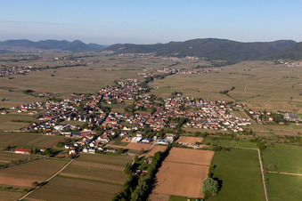Vue aérienne de Vue des rues et des maisons dans les quartiers résidentiels à Edesheim dans le département Rhénanie-Palatinat, Allemagne