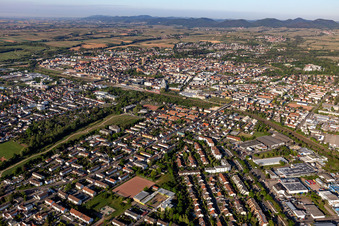 Vue aérienne de Horststrasse à le quartier Queichheim in Landau in der Pfalz dans le département Rhénanie-Palatinat, Allemagne