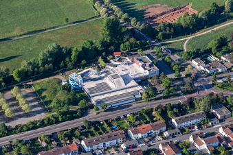 Vue aérienne de LA Ola à le quartier Queichheim in Landau in der Pfalz dans le département Rhénanie-Palatinat, Allemagne
