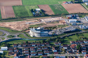 Vue aérienne de Parc d'activités au sein du parc des expositions à le quartier Queichheim in Landau in der Pfalz dans le département Rhénanie-Palatinat, Allemagne