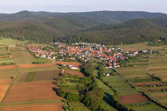 Vue aérienne de Oberotterbach dans le département Rhénanie-Palatinat, Allemagne
