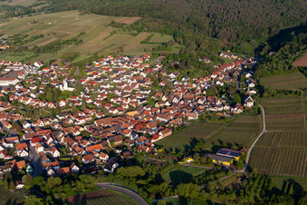 Vue aérienne de Vue du village viticole depuis l'est à le quartier Rechtenbach in Schweigen-Rechtenbach dans le département Rhénanie-Palatinat, Allemagne