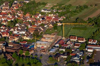 Vue aérienne de Nouveau bâtiment derrière le Weintor en Schweigen à le quartier Schweigen in Schweigen-Rechtenbach dans le département Rhénanie-Palatinat, Allemagne