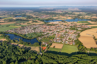 Vue aérienne de Champs agricoles et terres agricoles à Leimersheim dans le département Rhénanie-Palatinat, Allemagne