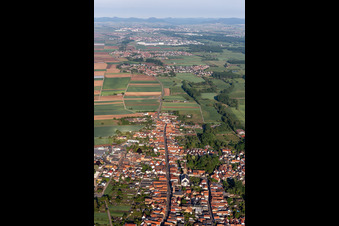 Vue aérienne de Vue des rues et des maisons dans les quartiers résidentiels à Bellheim dans le département Rhénanie-Palatinat, Allemagne