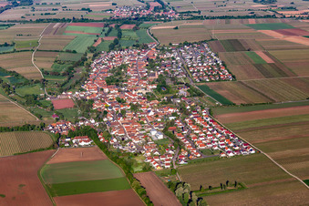 Essingen dans le département Rhénanie-Palatinat, Allemagne depuis l'avion