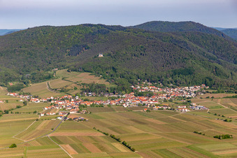 Vue aérienne de Au pied de la chapelle Sainte-Anne à Burrweiler dans le département Rhénanie-Palatinat, Allemagne