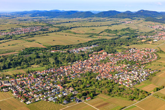 Vue aérienne de Vue de la ville depuis le nord-est à le quartier Godramstein in Landau in der Pfalz dans le département Rhénanie-Palatinat, Allemagne