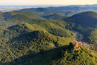 Vue aérienne de Les 3 châteaux Trifels, Anebos et Münz à Annweiler am Trifels dans le département Rhénanie-Palatinat, Allemagne