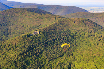 Vue aérienne de Parapente devant le château de Neuscharfeneck à Flemlingen dans le département Rhénanie-Palatinat, Allemagne