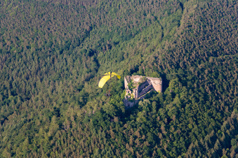 Ruines du château de Neuscharfeneck à Flemlingen dans le département Rhénanie-Palatinat, Allemagne du point de vue du drone