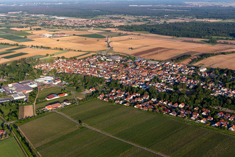 Vue aérienne de Vue de la ville en bordure des champs agricoles et des terres agricoles en Niederhochstadt à le quartier Niederhochstadt in Hochstadt dans le département Rhénanie-Palatinat, Allemagne