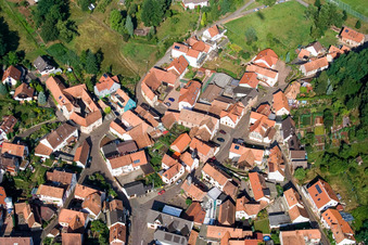 Vue aérienne de Waldstr à le quartier Gräfenhausen in Annweiler am Trifels dans le département Rhénanie-Palatinat, Allemagne