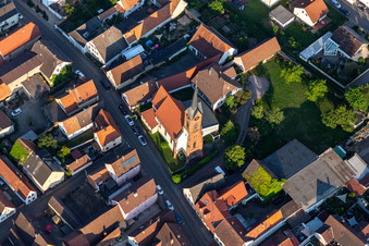 Vue aérienne de Église protestante d'Oberdorf à le quartier Niederhochstadt in Hochstadt dans le département Rhénanie-Palatinat, Allemagne