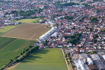 Vue aérienne de Raiffeisenstrasse à Herxheim bei Landau dans le département Rhénanie-Palatinat, Allemagne