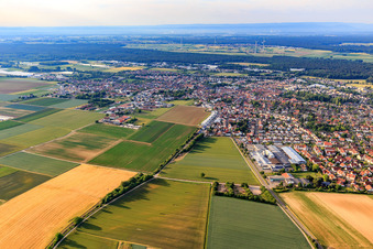 Vue aérienne de Vue de la ville depuis le nord à Herxheim bei Landau dans le département Rhénanie-Palatinat, Allemagne