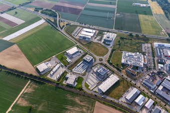 Vue aérienne de Zone industrielle et commerciale nord avec ITK Engineering GmbH, DBK David + Baader, Transac et la marque de vélos Fischer à Rülzheim dans le département Rhénanie-Palatinat, Allemagne