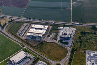 Vue aérienne de Parc industriel Carl-Benz-Straße avec Fischer, UNITEC MTS, EIZO GmbH à Rülzheim dans le département Rhénanie-Palatinat, Allemagne