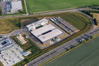 Vue aérienne de Zone commerciale Carl-Benz-Straße avec EIZO GmbH à Rülzheim dans le département Rhénanie-Palatinat, Allemagne