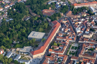 Vue aérienne de Ensemble de bâtiments du musée du Musée allemand de la route eV à Germersheim dans le département Rhénanie-Palatinat, Allemagne