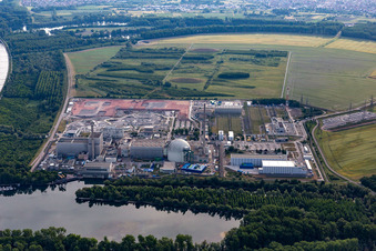 Vue aérienne de Vestiges des blocs réacteurs et installations déclassés de la centrale nucléaire - NPP Kernkraftwerk EnBW Kernkraft GmbH, centrale nucléaire Philippsburg et débris des deux tours de refroidissement à Philippsburg dans le département Bade-Wurtemberg, Allemagne