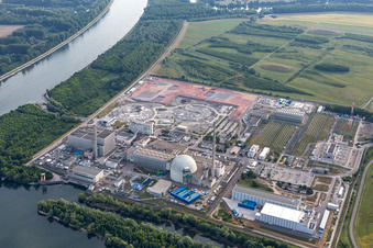 Vue aérienne de Vestiges des blocs réacteurs et installations déclassés de la centrale nucléaire - NPP Kernkraftwerk EnBW Kernkraft GmbH, centrale nucléaire Philippsburg et débris des deux tours de refroidissement à Philippsburg dans le département Bade-Wurtemberg, Allemagne