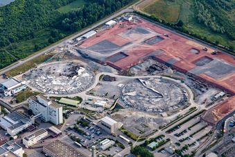 Vue oblique de Ancienne centrale nucléaire de Phillippsburg après la démolition des deux tours de refroidissement à Philippsburg dans le département Bade-Wurtemberg, Allemagne