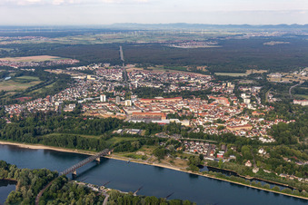 Vue aérienne de Vue de la ville sur les rives du Rhin à Germersheim dans le département Rhénanie-Palatinat, Allemagne