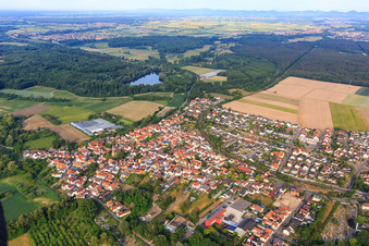 Vue aérienne de Vue de la ville depuis le nord-est à le quartier Sondernheim in Germersheim dans le département Rhénanie-Palatinat, Allemagne