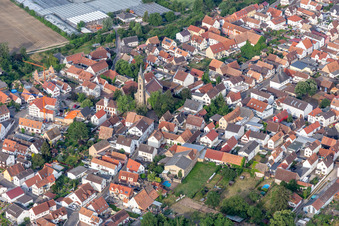 Vue aérienne de Église protestante Sondernheim à le quartier Sondernheim in Germersheim dans le département Rhénanie-Palatinat, Allemagne