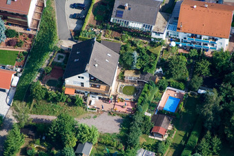 Vue aérienne de À Wingertsberg depuis le sud à le quartier Gräfenhausen in Annweiler am Trifels dans le département Rhénanie-Palatinat, Allemagne