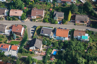 Vue aérienne de À Wingertsberg depuis le sud à le quartier Gräfenhausen in Annweiler am Trifels dans le département Rhénanie-Palatinat, Allemagne