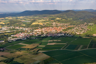 Vue aérienne de Vue des rues et des maisons dans les quartiers résidentiels à Wissembourg dans le département Bas Rhin, France