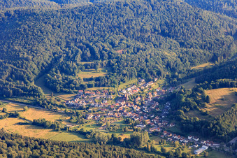 Vue aérienne de Vue du village depuis le sud-est à Bobenthal dans le département Rhénanie-Palatinat, Allemagne