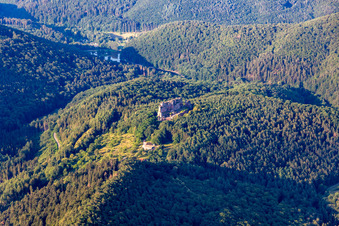 Vue aérienne de Château Fort de Fleckenstein à Lembach dans le département Bas Rhin, France