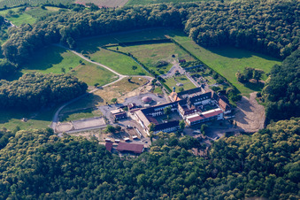 Vue aérienne de Monastère de Liebfrauenberg à Bad Bergzabern dans le département Rhénanie-Palatinat, Allemagne