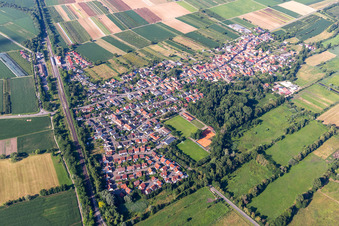 Vue aérienne de Vue du village en bordure des champs agricoles et des terres agricoles à Winden dans le département Rhénanie-Palatinat, Allemagne