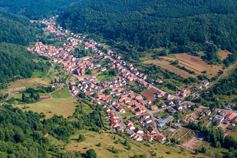 Vue aérienne de Village dans la vallée du sud-ouest à Eußerthal dans le département Rhénanie-Palatinat, Allemagne
