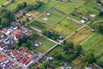Vue aérienne de Jardins au bord du ruisseau du village de Gänsried à Freckenfeld dans le département Rhénanie-Palatinat, Allemagne