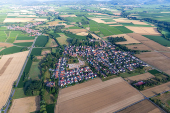 Vue aérienne de Vue du village depuis l'est à Barbelroth dans le département Rhénanie-Palatinat, Allemagne