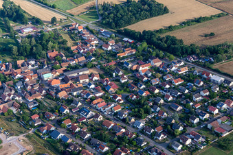 Vue aérienne de Rue principale menant à la gare à Barbelroth dans le département Rhénanie-Palatinat, Allemagne