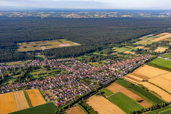 Vue aérienne de Vue de la ville en bordure des champs agricoles et des terres agricoles en Schaidt à le quartier Schaidt in Wörth am Rhein dans le département Rhénanie-Palatinat, Allemagne