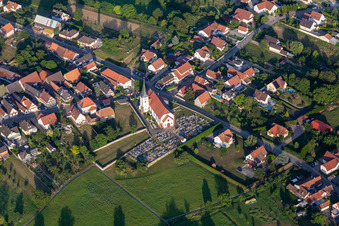 Vue aérienne de Église Saint-Martin au centre du village à Seebach dans le département Bas Rhin, France